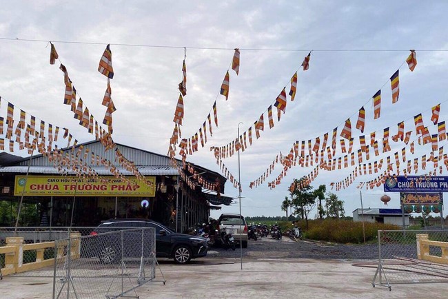 Prostrating five hundred names Bodhisattva Avalokitesvara at Truong Phap Pagoda, Hau Giang