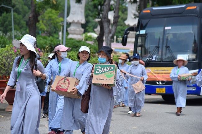 Nhóm Hiểu và Thương: Cúng dường Trường Hạ - 2023