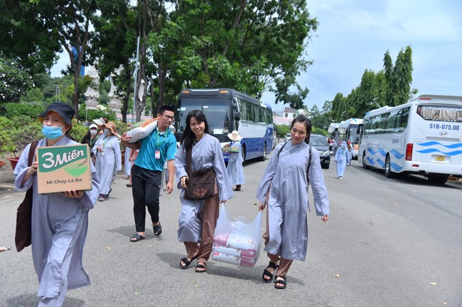 Nhóm Hiểu và Thương: Cúng dường Trường Hạ - 2023