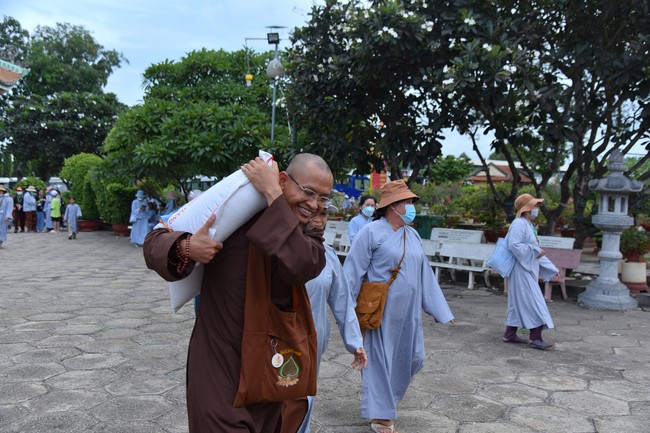 Nhóm Hiểu và Thương: Cúng dường Trường Hạ - 2023