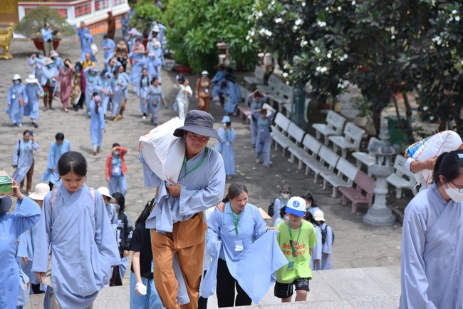 Nhóm Hiểu và Thương: Cúng dường Trường Hạ - 2023