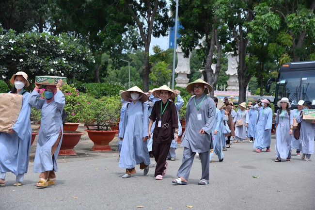 Nhóm Hiểu và Thương: Cúng dường Trường Hạ - 2023