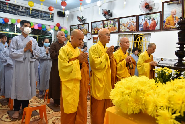 Basic Buddhist program and giving gifts at Minh Chat Ashram in Can Tho