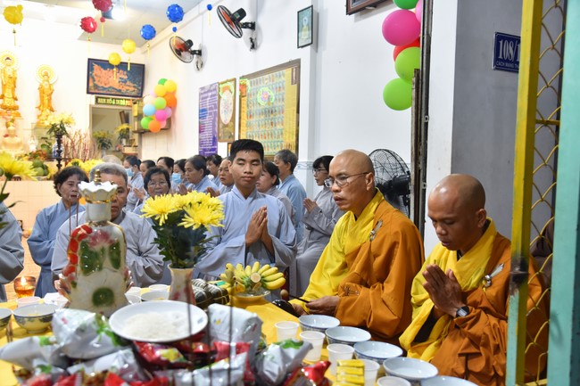Basic Buddhist program and giving gifts at Minh Chat Ashram in Can Tho