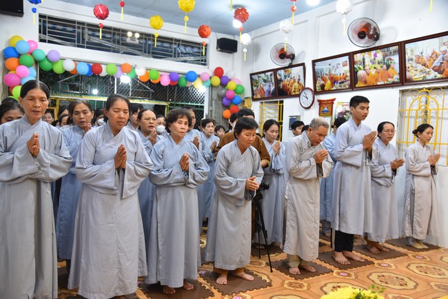 Basic Buddhist program and giving gifts at Minh Chat Ashram in Can Tho