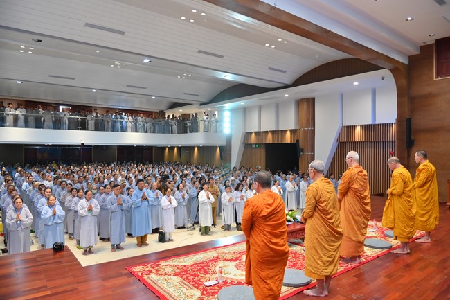 Dharma Talk “Stop and transform karma” – The 100th Seven-Day Retreat.