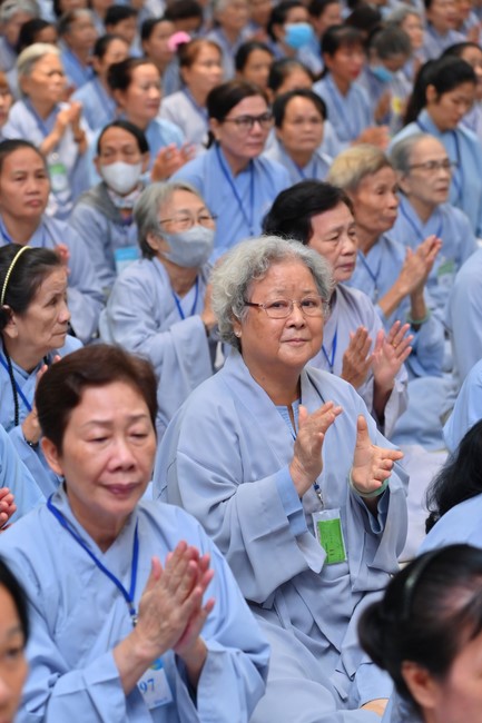 Dharma Talk “Stop and transform karma” – The 100th Seven-Day Retreat.