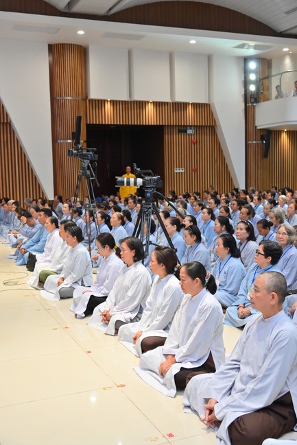 Dharma Talk “Stop and transform karma” – The 100th Seven-Day Retreat.