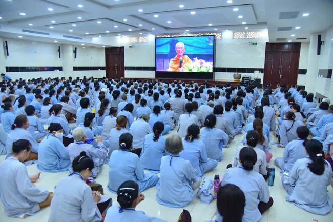 Dharma Talk “Stop and transform karma” – The 100th Seven-Day Retreat.