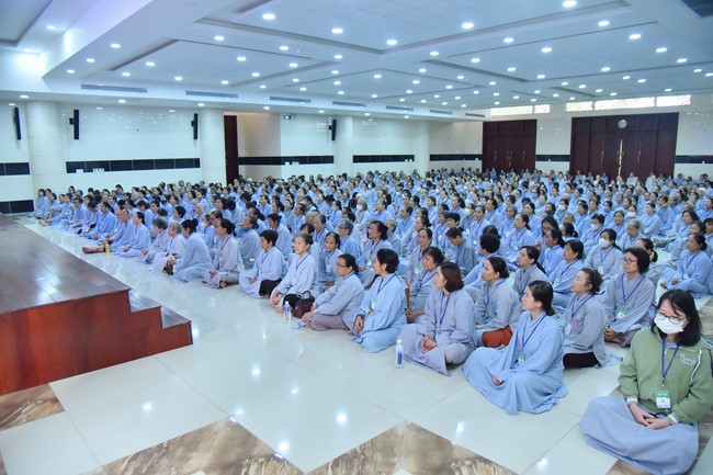 Dharma Talk “Stop and transform karma” – The 100th Seven-Day Retreat.