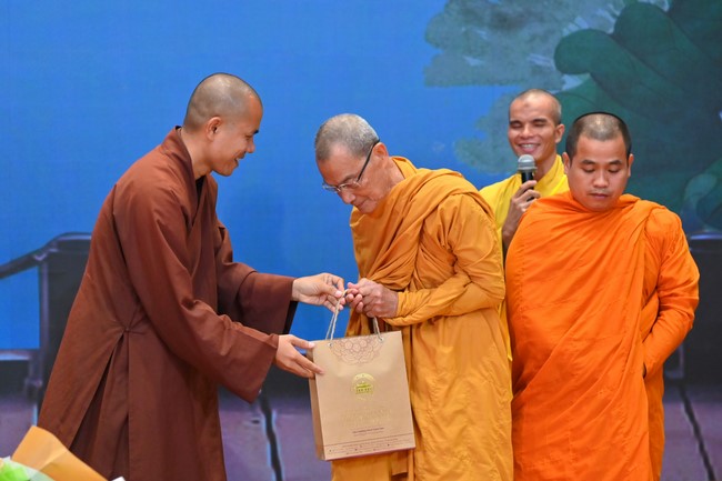 Dharma Talk “Stop and transform karma” – The 100th Seven-Day Retreat.