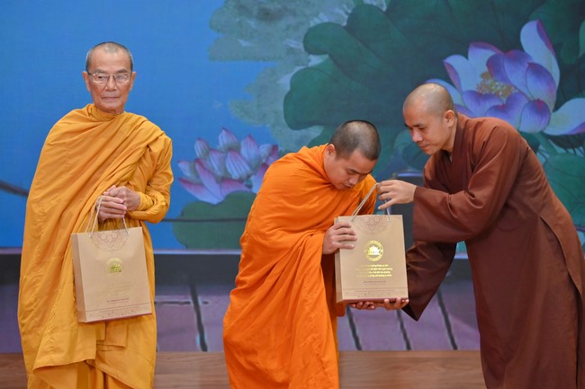 Dharma Talk “Stop and transform karma” – The 100th Seven-Day Retreat.