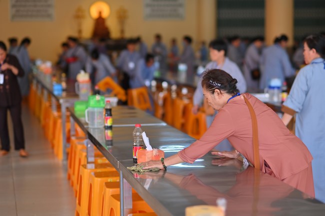 Dharma Talk “Stop and transform karma” – The 100th Seven-Day Retreat.