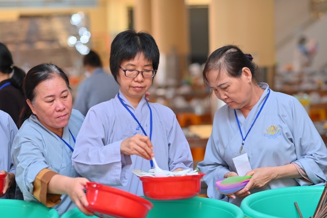 Dharma Talk “Stop and transform karma” – The 100th Seven-Day Retreat.