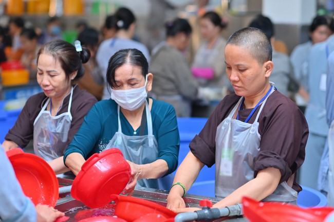 Dharma Talk “Stop and transform karma” – The 100th Seven-Day Retreat.