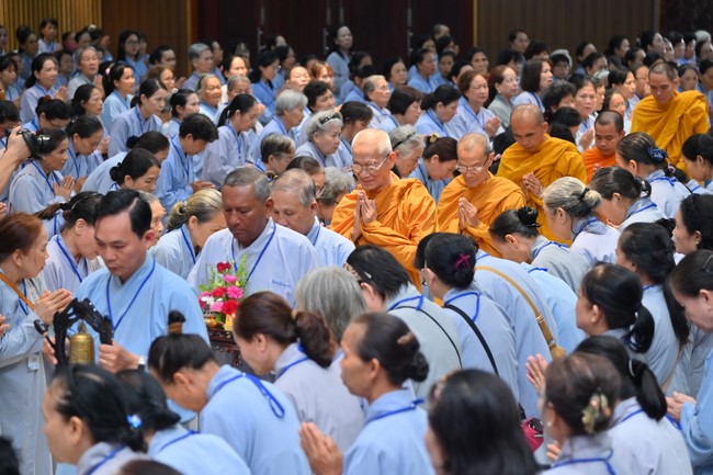 Dharma Talk “Stop and transform karma” – The 100th Seven-Day Retreat.