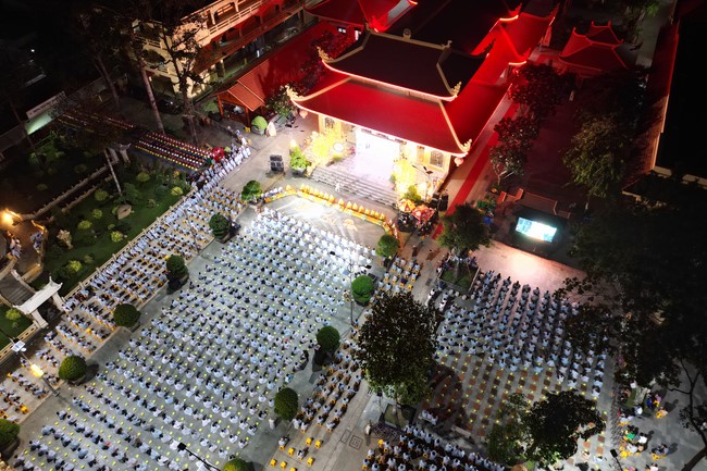 Three-Jewel gratitude Ceremony in the 100th seven-day Retreat