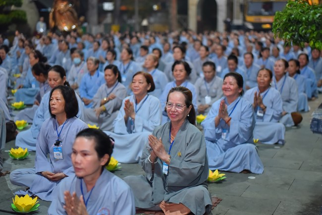 Three-Jewel gratitude Ceremony in the 100th seven-day Retreat