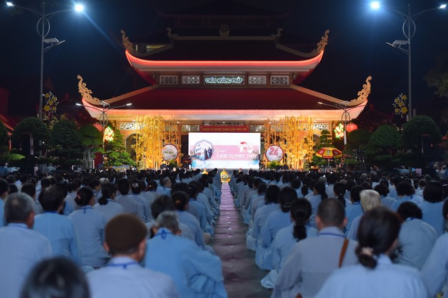 Three-Jewel gratitude Ceremony in the 100th seven-day Retreat