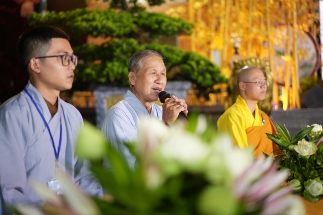 Three-Jewel gratitude Ceremony in the 100th seven-day Retreat