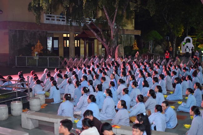 Three-Jewel gratitude Ceremony in the 100th seven-day Retreat