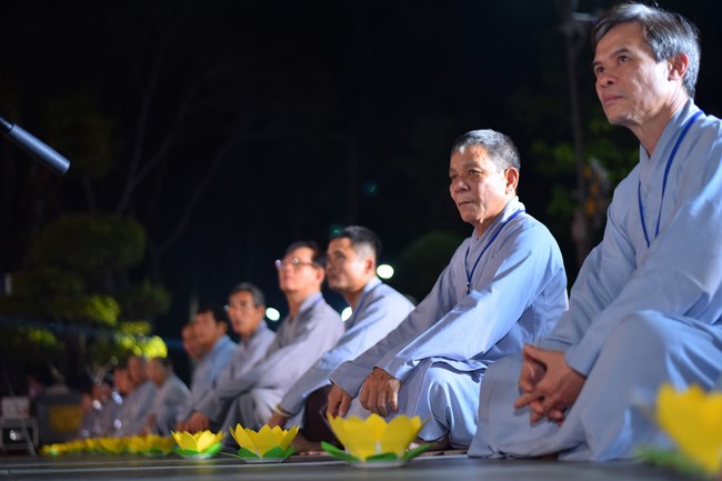 Three-Jewel gratitude Ceremony in the 100th seven-day Retreat