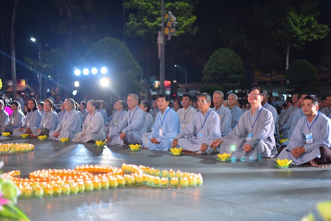 Three-Jewel gratitude Ceremony in the 100th seven-day Retreat