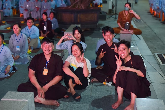 Three-Jewel gratitude Ceremony in the 100th seven-day Retreat