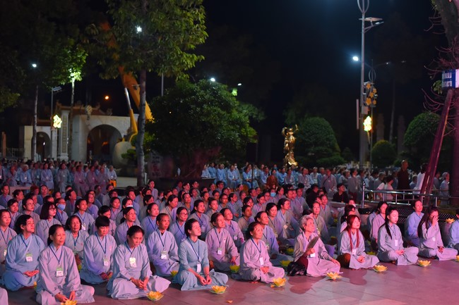 Three-Jewel gratitude Ceremony in the 100th seven-day Retreat
