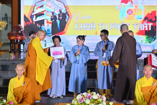 Three-Jewel gratitude Ceremony in the 100th seven-day Retreat