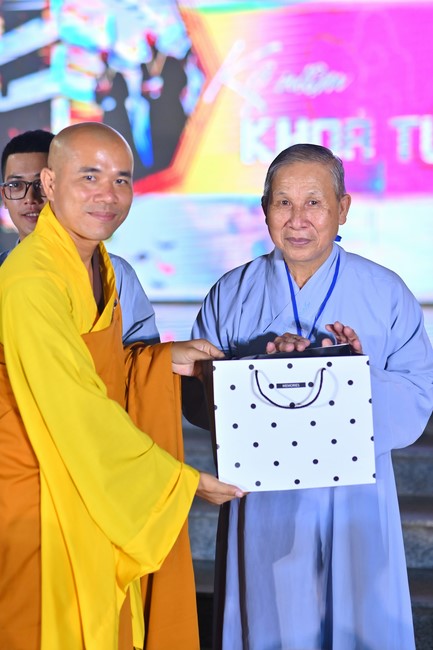 Three-Jewel gratitude Ceremony in the 100th seven-day Retreat