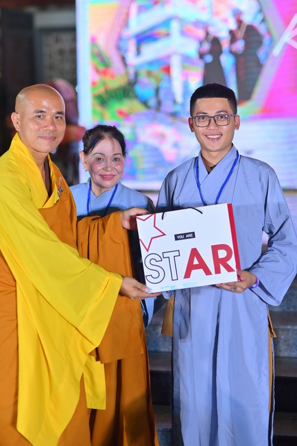 Three-Jewel gratitude Ceremony in the 100th seven-day Retreat