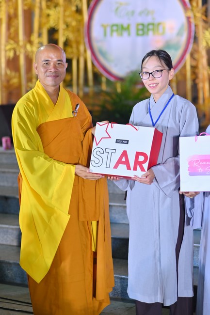 Three-Jewel gratitude Ceremony in the 100th seven-day Retreat