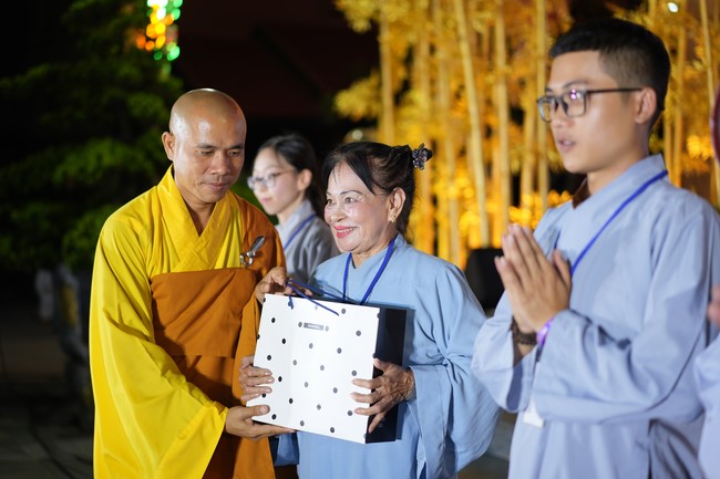 Three-Jewel gratitude Ceremony in the 100th seven-day Retreat