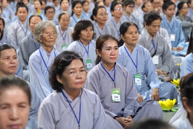 Three-Jewel gratitude Ceremony in the 100th seven-day Retreat
