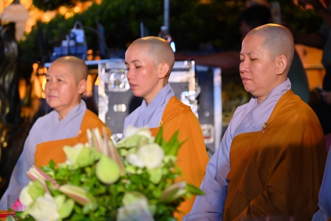 Three-Jewel gratitude Ceremony in the 100th seven-day Retreat
