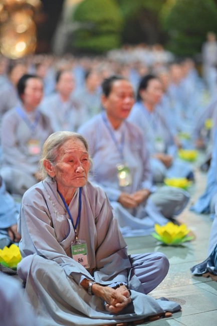 Three-Jewel gratitude Ceremony in the 100th seven-day Retreat