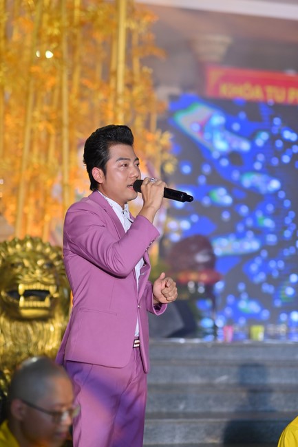 Three-Jewel gratitude Ceremony in the 100th seven-day Retreat