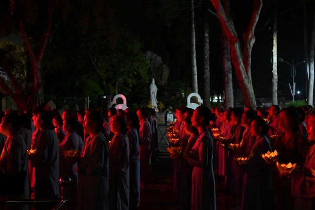 Three-Jewel gratitude Ceremony in the 100th seven-day Retreat