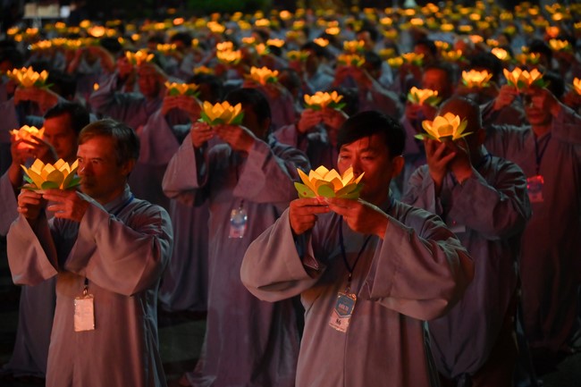Three-Jewel gratitude Ceremony in the 100th seven-day Retreat