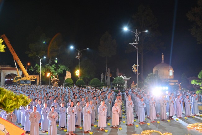 Three-Jewel gratitude Ceremony in the 100th seven-day Retreat