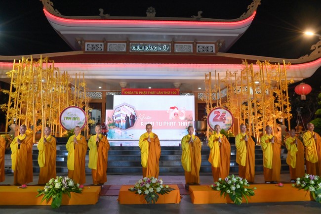 Three-Jewel gratitude Ceremony in the 100th seven-day Retreat