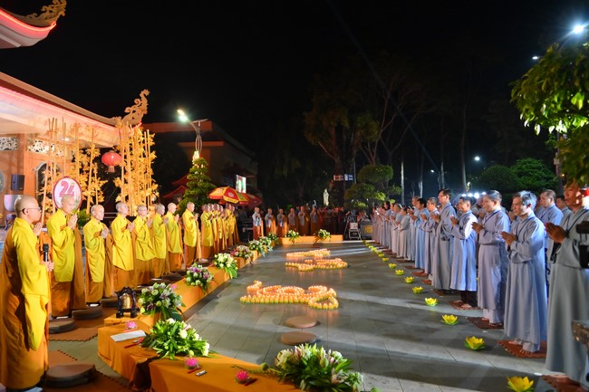 Three-Jewel gratitude Ceremony in the 100th seven-day Retreat