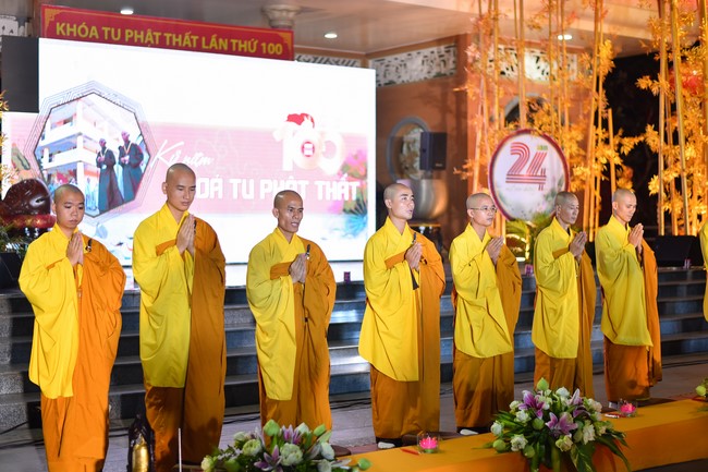 Three-Jewel gratitude Ceremony in the 100th seven-day Retreat