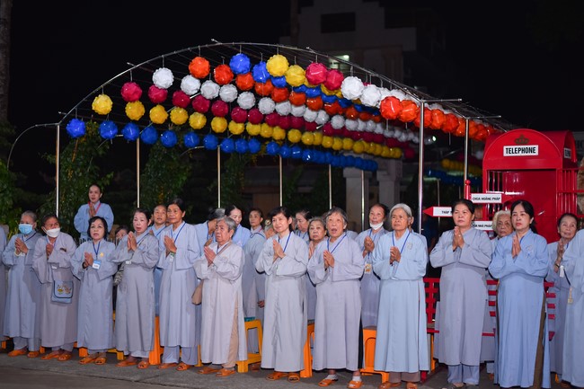 Three-Jewel gratitude Ceremony in the 100th seven-day Retreat