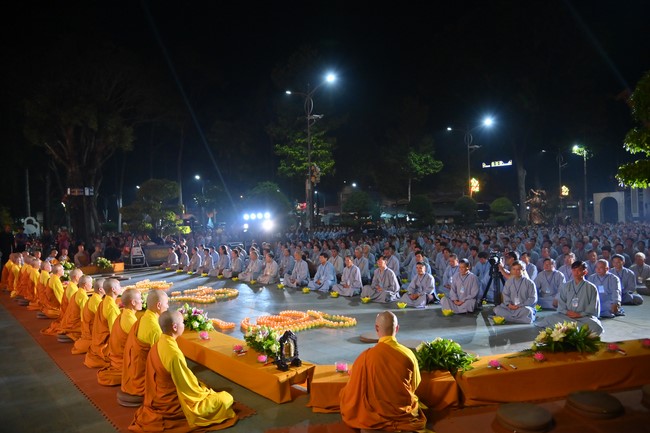 Three-Jewel gratitude Ceremony in the 100th seven-day Retreat