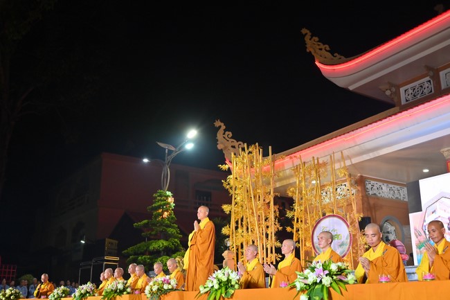 Three-Jewel gratitude Ceremony in the 100th seven-day Retreat