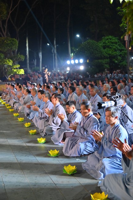 Three-Jewel gratitude Ceremony in the 100th seven-day Retreat