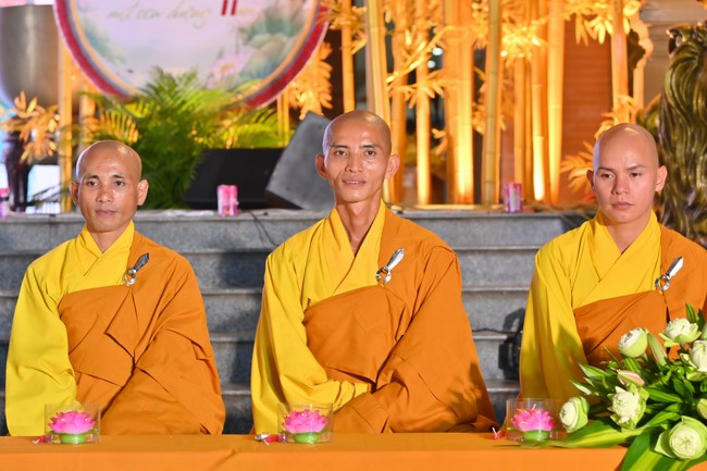 Three-Jewel gratitude Ceremony in the 100th seven-day Retreat