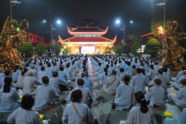 Three-Jewel gratitude Ceremony in the 100th seven-day Retreat